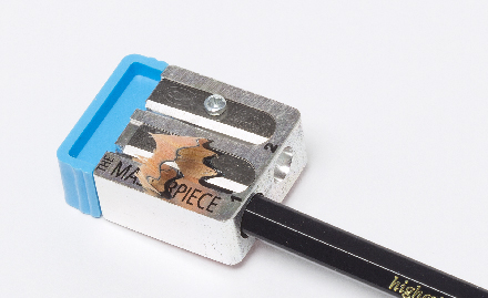 木軸と芯を削り分ける本物志向の二刀流シャープナー